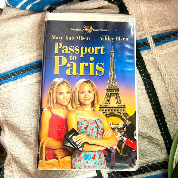 1999 Passport to Paris VHS Mary-Kate & Ashley Olsen vintage videocassette - Picture 1 of 4